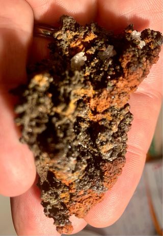 Minerale color rame anticato con cristalli bianchi