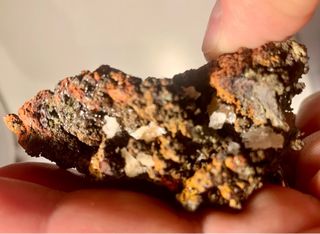 Minerale color rame anticato con cristalli bianchi