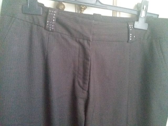 Pantalon marron raya diplomática