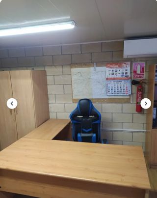 Mesa escritorio con cajonera. Oficina o habitación