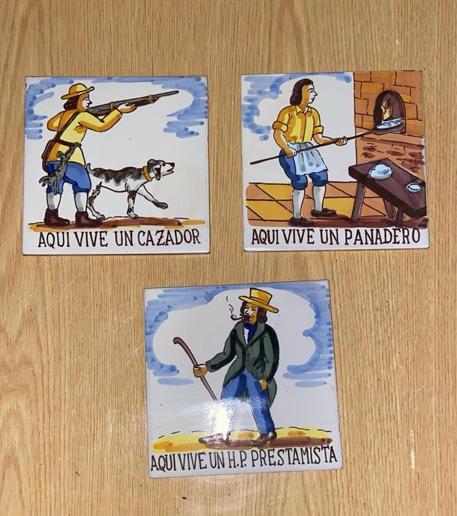 Azulejo antiguo “aqui vive...”