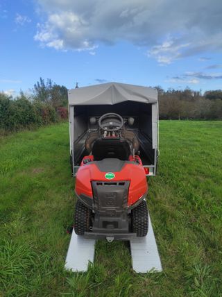 remolque de dos ejes cerrado auto basculante