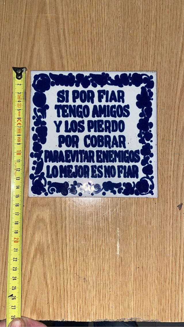 Azulejo antiguo frases “si por fiar...”