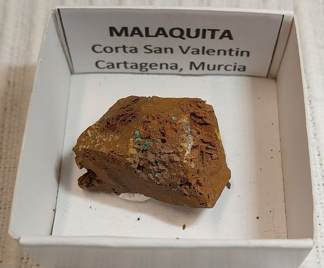 Lotto di 12 minerali in scatole da 4 x 4