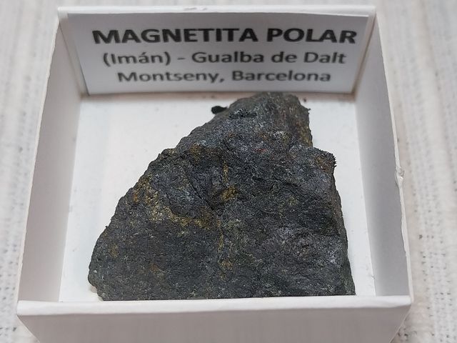 Lotto di 12 minerali in scatole da 4 x 4