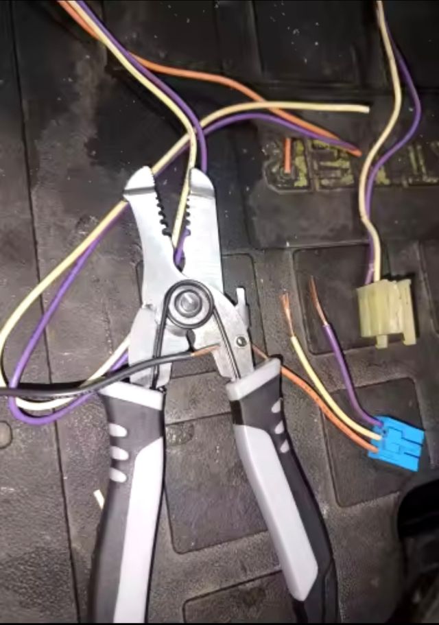 Alicate electricista