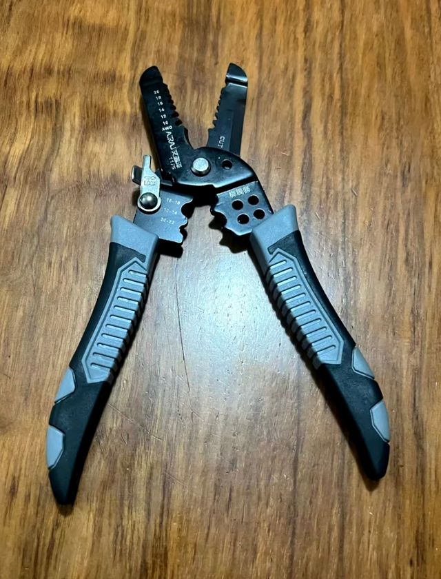 Alicate electricista