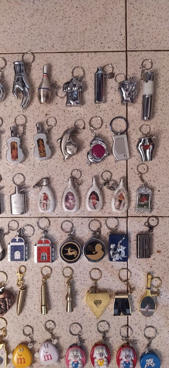 Lote de 74 mecheros-llaveros...todo 30e...