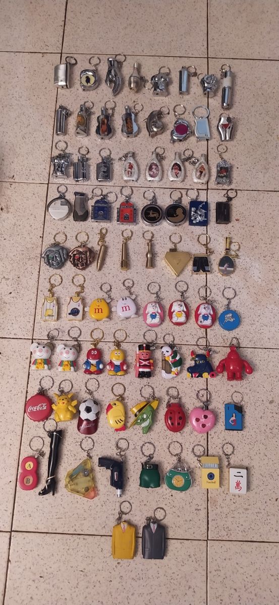 Lote de 74 mecheros-llaveros...todo 30e...