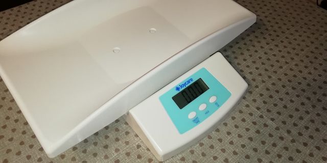 Bilancia pesa neonati