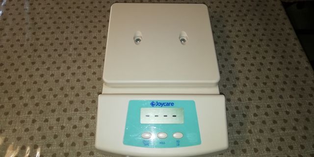 Bilancia pesa neonati