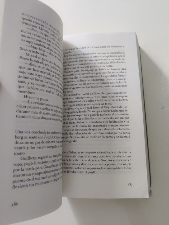 La reina en el palacio de las corrientes de aire [Import] (Spanish Translation)