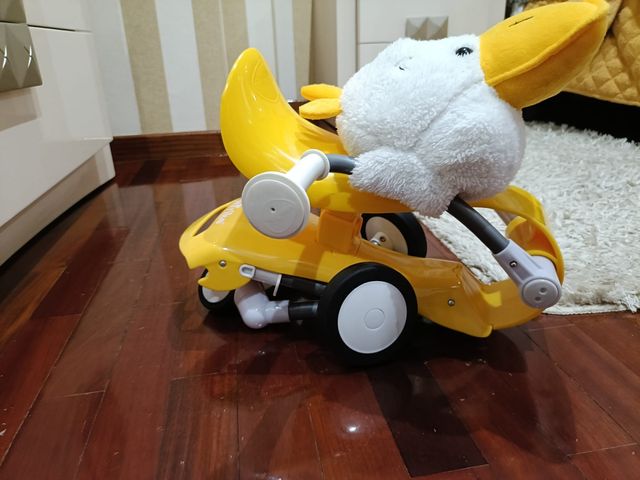 Un patinete pato para bebés