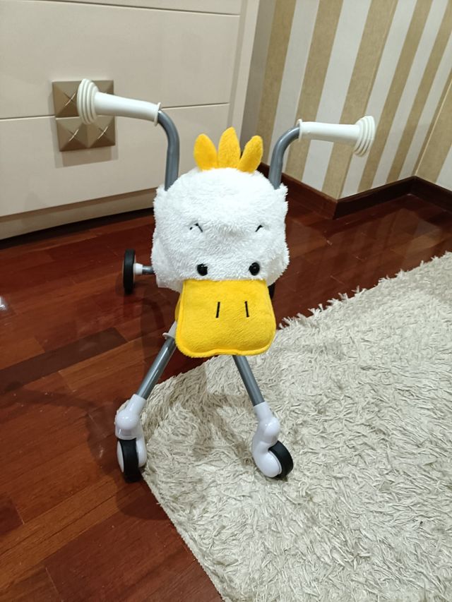 Un patinete pato para bebés