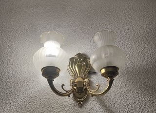 Dos lámparas de pared antigua