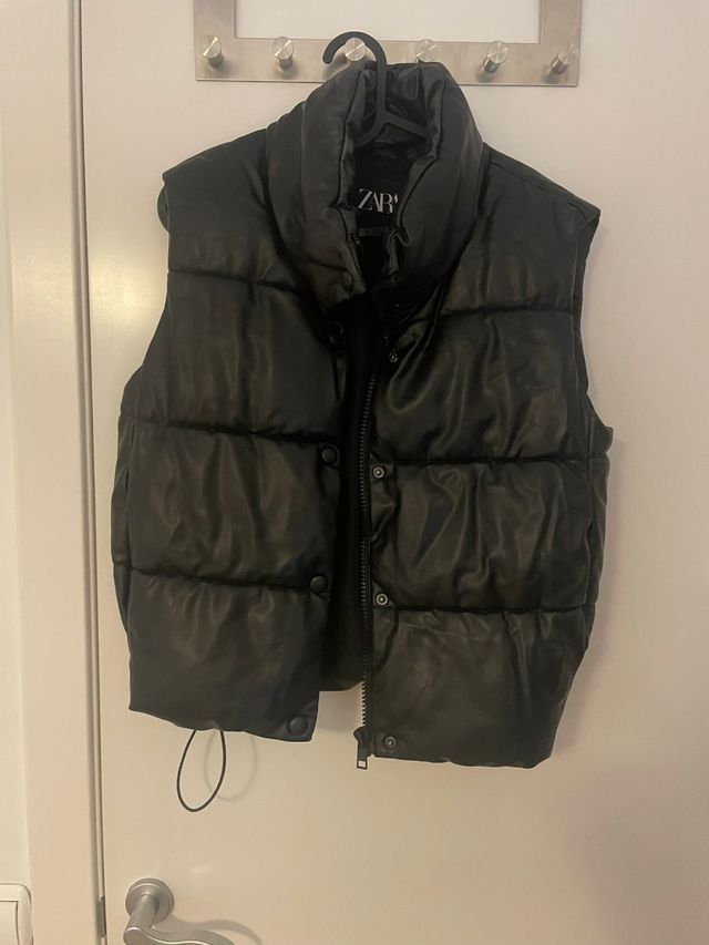 Chaleco Zara efecto piel negro S