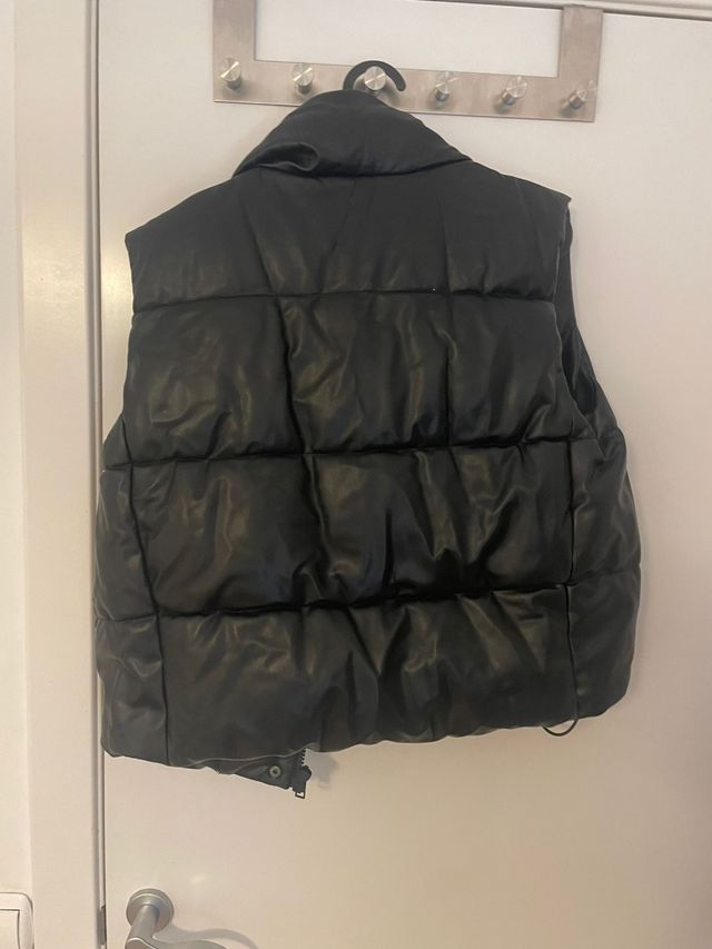 Chaleco Zara efecto piel negro S