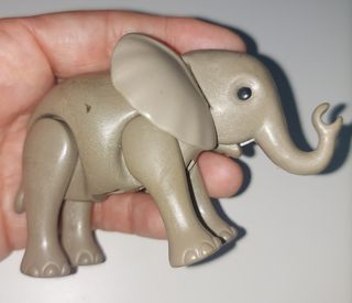 Playmobil. Bebé elefante gris