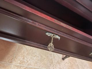 Comoda antigua con base de marmol