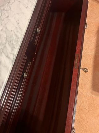 Comoda antigua con base de marmol