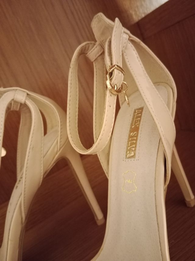 sandalia Alex Silva beig piel tacon