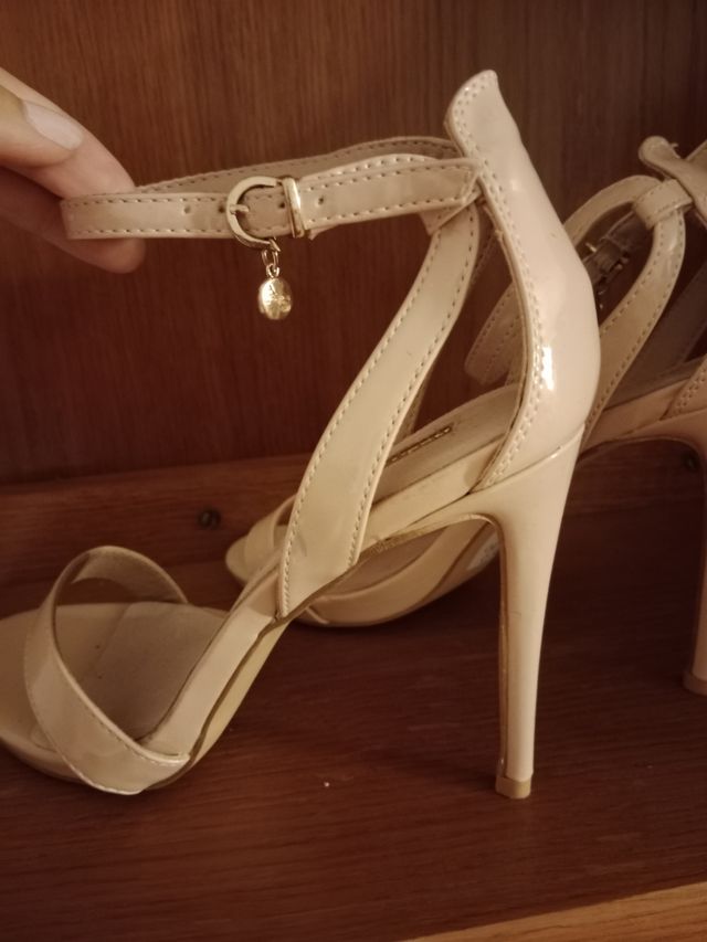 sandalia Alex Silva beig piel tacon