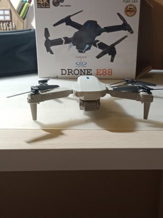 Dron E88 gris