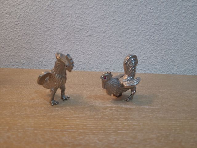 Gallos acero con ojos de piedra color