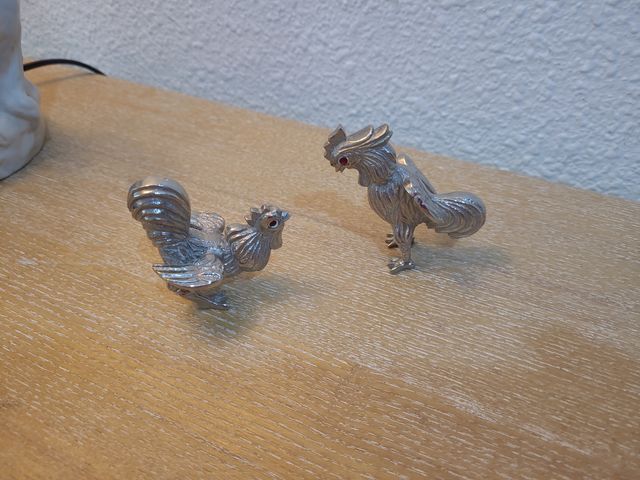 Gallos acero con ojos de piedra color