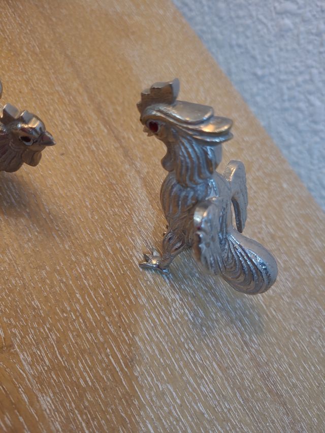 Gallos acero con ojos de piedra color