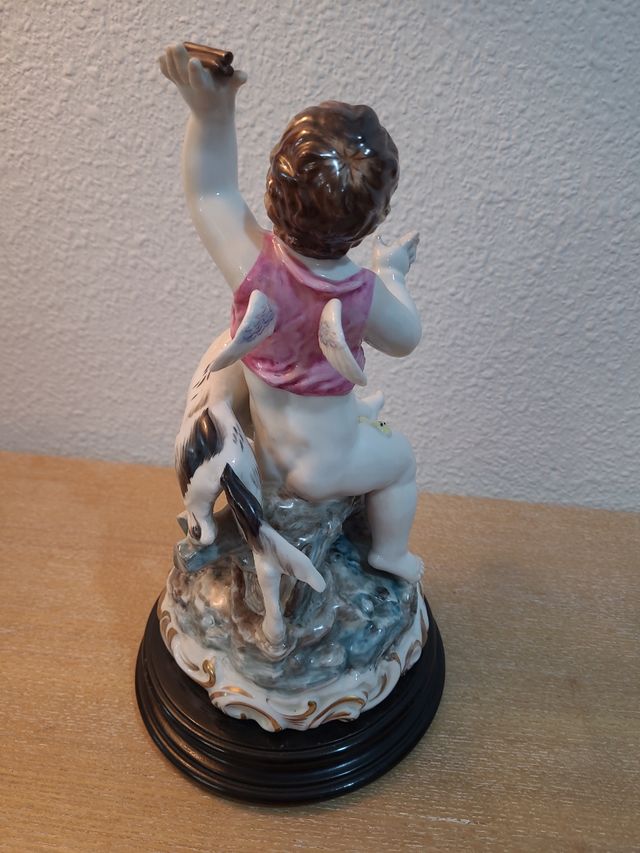 Angelito con peana de madera