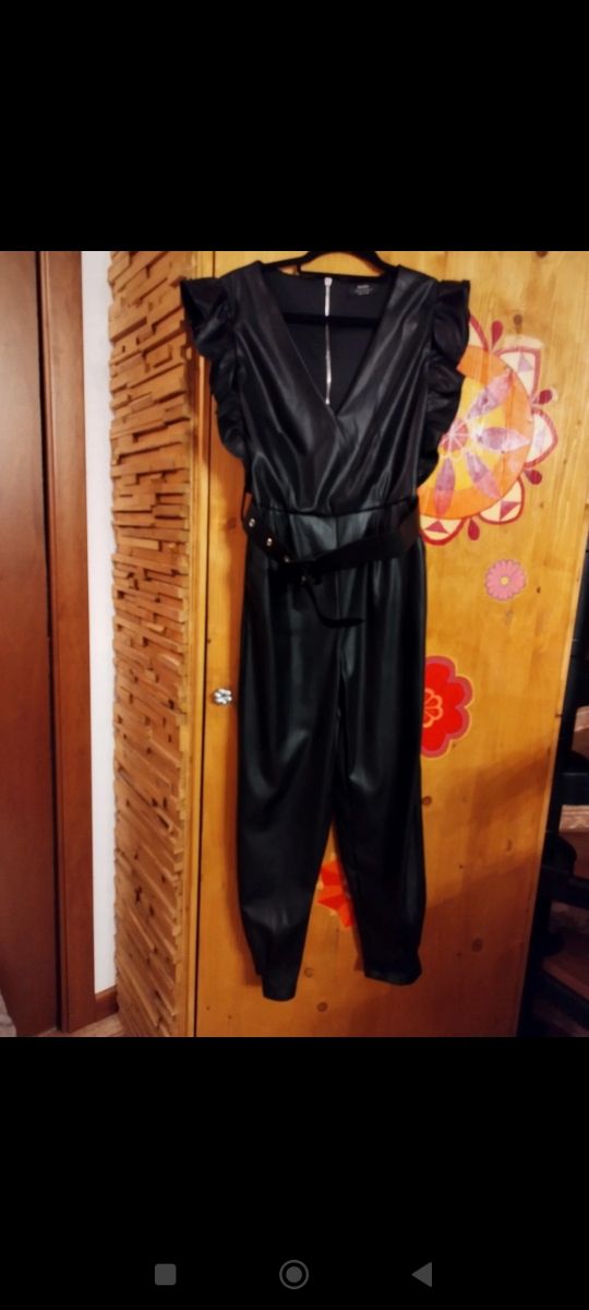 Jampsuit ecopelle con volant Bershka