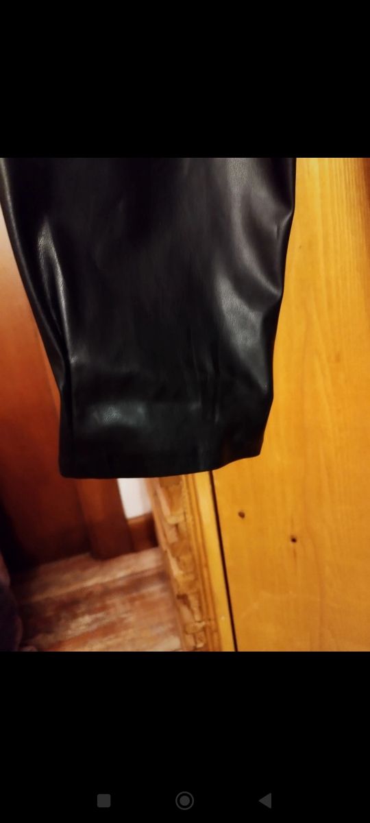 Jampsuit ecopelle con volant Bershka