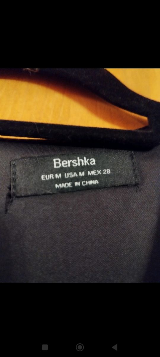 Jampsuit ecopelle con volant Bershka