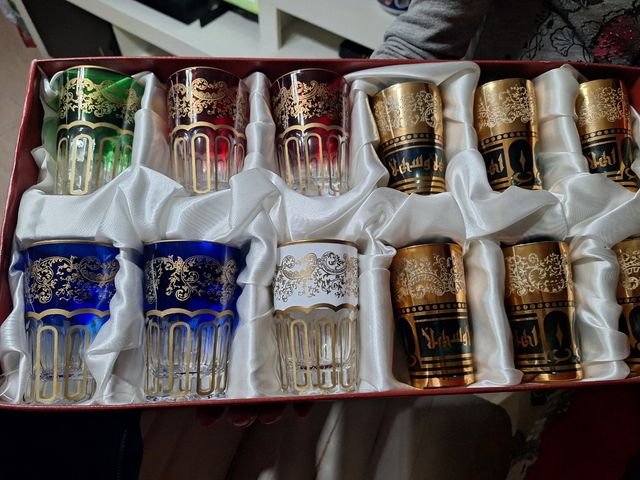 Vasos de té moruno en su estuche