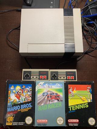 Nintendo NES + 2 mandos + 3 juegos