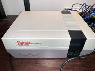 Nintendo NES + 2 mandos + 3 juegos