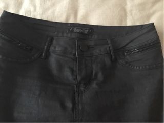 Minifalda negra encerada