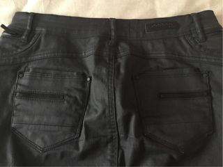 Minifalda negra encerada