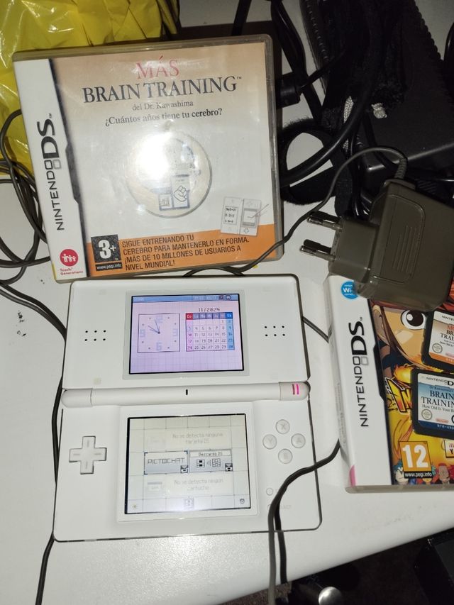 Nintendo DS con cargador y juegos