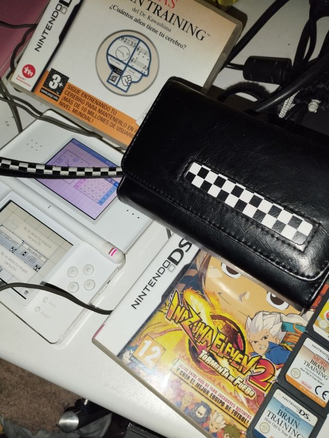 Nintendo DS con cargador y juegos