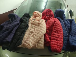 Anorak varios colores 9 euros la unidad 
