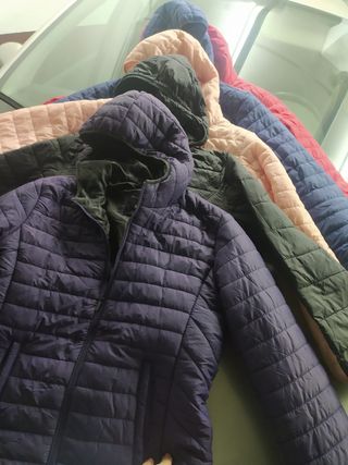 Anorak varios colores 9 euros la unidad 