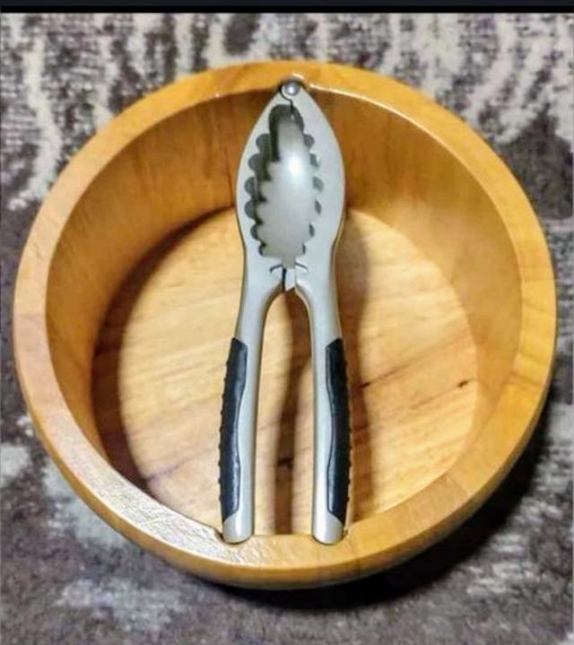 BOL DE MADERA MACIZA CON ABRENUECES.