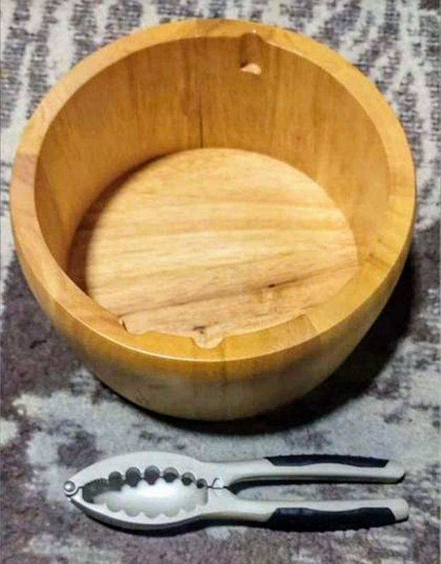 BOL DE MADERA MACIZA CON ABRENUECES.