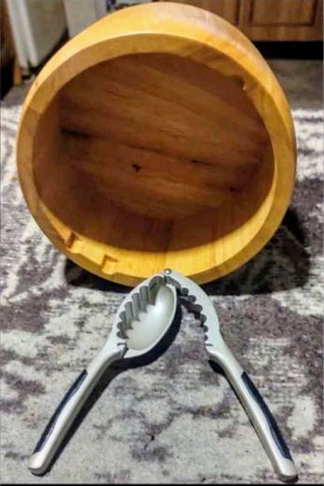 BOL DE MADERA MACIZA CON ABRENUECES.