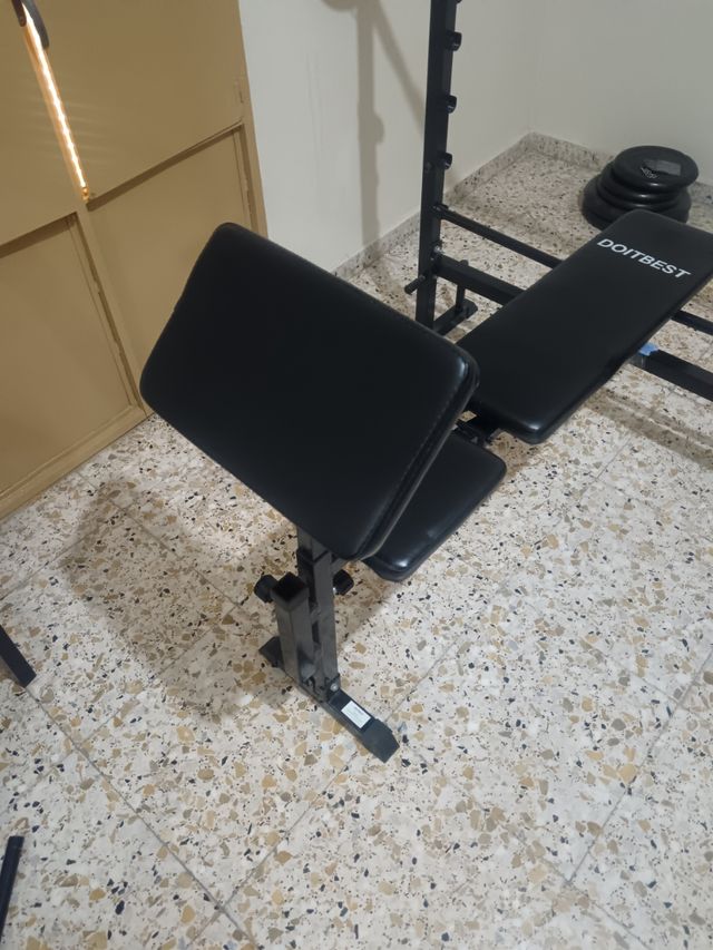 Banco multifuncion, mancuernas y discos. 