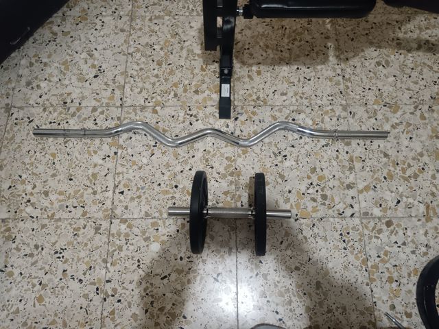 Banco multifuncion, mancuernas y discos. 