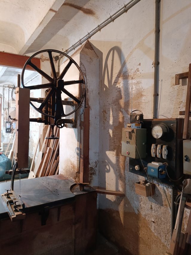 Sierra sinfín para madera, antigua.