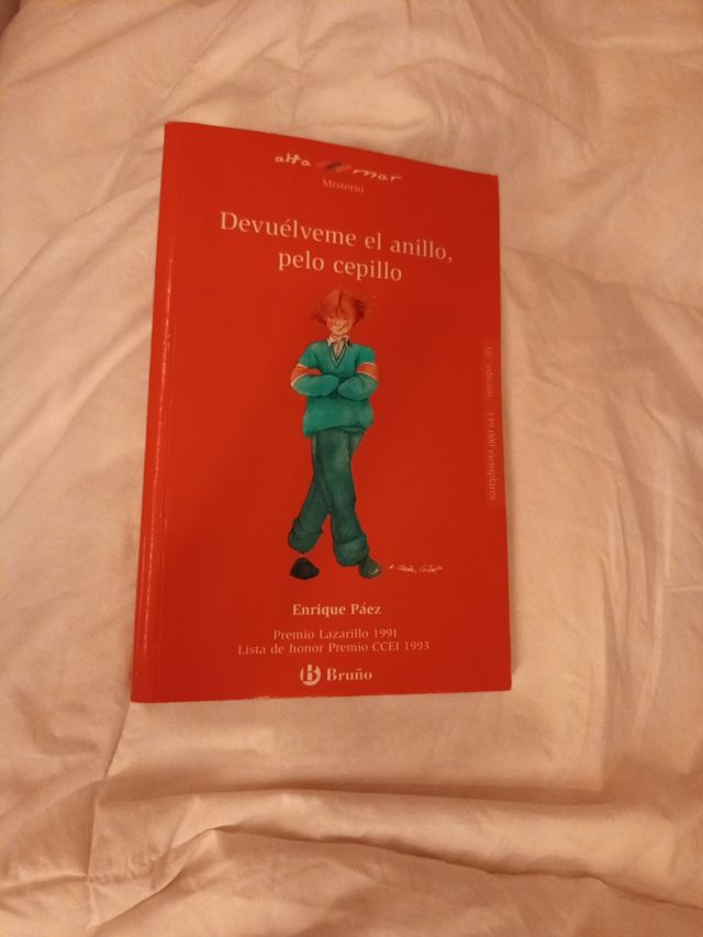 Devuélveme el anillo, pelo cepillo (Alta Mar- Misterio/ Open Sea- Mystery) (Spanish Edition)